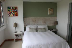 Rúm í herbergi á LLanogrande Apartamento Estudio Puerto Bulevar