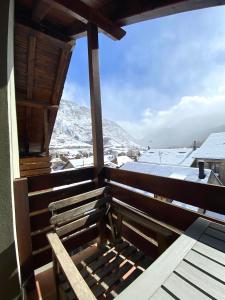 balcón con vistas a una montaña nevada en Dúplex La Roca, en Espot