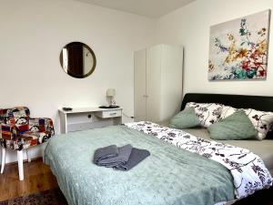 een kleine slaapkamer met een bed en een spiegel bij S&N Apartments Nis in Niš