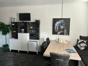 une salle à manger avec une table et une télévision dans l'établissement Top Bed and Breakfast, à Sneek