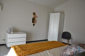 sypialnia z łóżkiem, szafką i krzesłem w obiekcie Casa Framama w mieście Piobesi dʼAlba