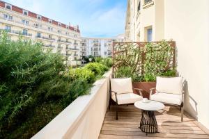 Uma varanda ou terraço em Carlton Cannes, a Regent Hotel