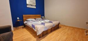 Schlafzimmer mit einem Bett mit blauer Wand in der Unterkunft Closer "Egnatia Apartment 4" in Thessaloniki