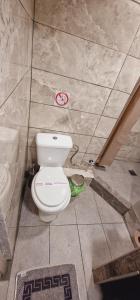 A bathroom at Closer "Egnatia Apartment 4"