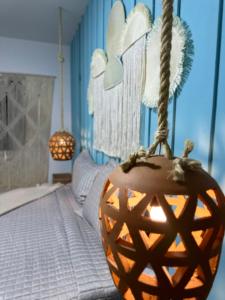 Kite inn house Pousada e Kite Club في إيكابوي: غرفة بها سرير مع يقطينة برتقال