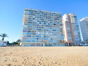 um hotel na praia ao lado de uma praia de areia em BEACH PALACE CB08 em Platja d'Aro