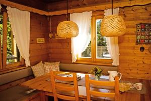 ein Esszimmer mit einem Holztisch und Stühlen in der Unterkunft Almliesl STEF-633 in Sankt Stefan im Lavanttal