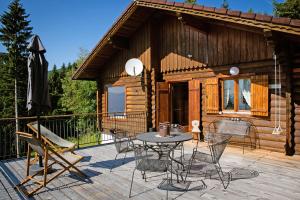 a deck with a table and chairs on a cabin at Almliesl STEF-633 in Sankt Stefan im Lavanttal