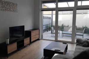 TV a/nebo společenská místnost v ubytování Large apartment with a terrace
