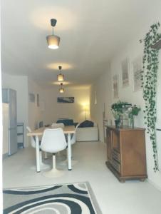 ein Wohnzimmer mit einem Tisch und einem Sofa in der Unterkunft appartement discount sortie de Besancon LE MONTANA in Chevigney-sur-lʼOgnon