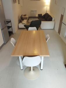 einen Holztisch und Stühle im Wohnzimmer in der Unterkunft appartement discount sortie de Besancon LE MONTANA in Chevigney-sur-lʼOgnon