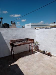 a bench sitting on the side of a wall at Depto amoblado 3 habitaciones calle 3 de Caballería 463 in Gualeguaychú