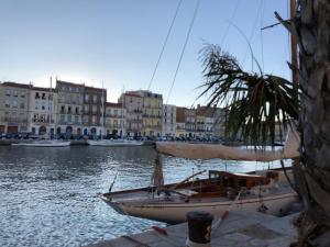 a boat is docked in a body of water at La terrasse des capucines in Sète