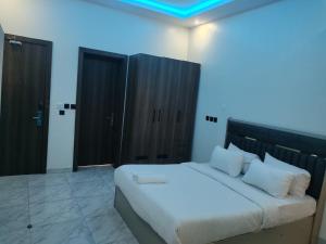 Postel nebo postele na pokoji v ubytování Passready Hotel and Suites Nnewi