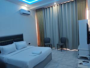 Postel nebo postele na pokoji v ubytování Passready Hotel and Suites Nnewi