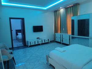 TV a/nebo společenská místnost v ubytování Passready Hotel and Suites Nnewi