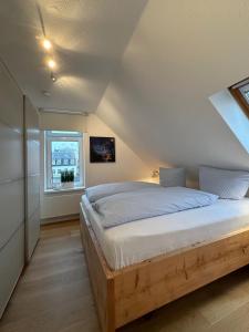 a bedroom with a bed and a window at Georg6 GEORG6 - Fewo 5 in Norderney