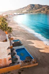 - une vue aérienne sur une plage avec une piscine dans l'établissement Tai Condo 2, à Barra de Navidad