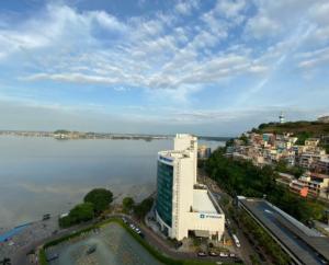 una vista aérea de un edificio junto a una masa de agua en Ecusuites Resort Riverfront Family Dept Santa Ana Gye en Guayaquil