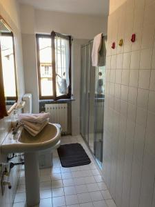 uma casa de banho com um lavatório e um chuveiro em Moretta em Masina