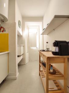 uma pequena cozinha com uma mesa e uma porta em River View Center em Lisboa