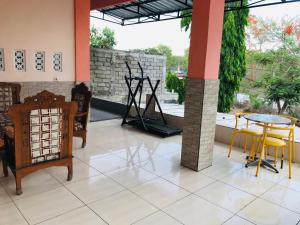 Habitación con mesa y sillas en Wisma Dhana Syariah en Praya
