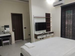 TV a/nebo společenská místnost v ubytování Passready Hotel and Suites Nnewi