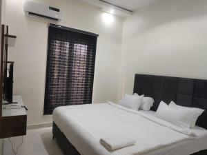 Postel nebo postele na pokoji v ubytování Passready Hotel and Suites Nnewi