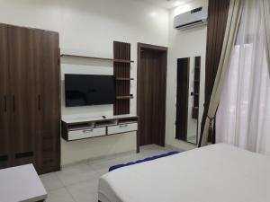 TV a/nebo společenská místnost v ubytování Passready Hotel and Suites Nnewi