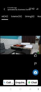 Captura de pantalla de una pantalla con una mesa con mesa en Leela home stay, en Faizābād