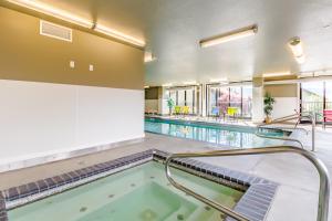 Πισίνα στο ή κοντά στο Chelan Resort Suites