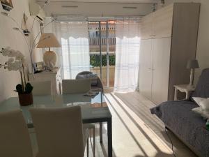 - un salon avec une table en verre et un canapé dans l'établissement Studio vue mer centre ville avec garage, à Sainte-Maxime