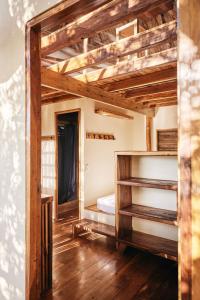 a bedroom with a bunk bed and wooden floors at Hostel Clandestino Maderas in El Plantel