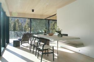 uma cozinha com mesa e cadeiras e uma grande janela em The Waterfall House em Keystone