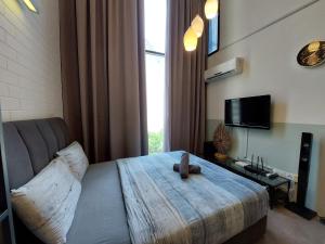 Televiisor ja/või meelelahutuskeskus majutusasutuses Inspired Homes, Empire Duplex#1