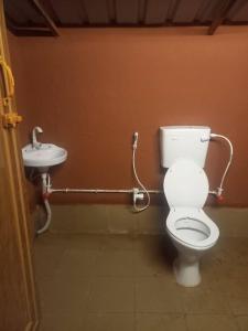 een badkamer met een toilet en een wastafel bij ITIKA HOME STAY in Shānti Niketan