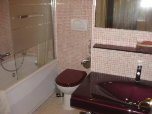 ローマにあるビューティー ムーンのバスルーム(紫色のトイレ、シンク付)