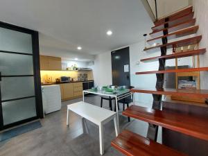 uma cozinha com uma mesa e bancos num quarto em Inspired Homes, Empire Duplex#1 em Petaling Jaya