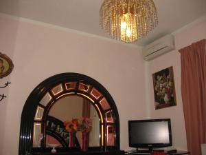 ローマにあるビューティー ムーンの鏡、テレビ、シャンデリアが備わるお部屋
