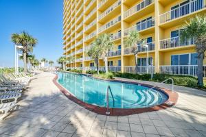 una piscina frente a un edificio en Calypso Beach Resort Towers en Panama City Beach