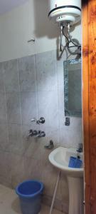 y baño con lavabo y ducha. en Hotel Gopi Dham Ashram Haridwar Near Vrindavan en Haridwār