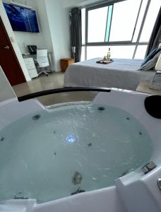 Gallery image of Ecusuites Riverfront One Vista al Río Jacuzzi Hidro in Guayaquil +35 photos