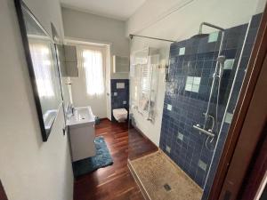 ein Bad mit einer Dusche, einem WC und einem Waschbecken in der Unterkunft Le Palme in Lido di Ostia