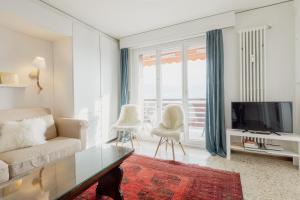 TV a/nebo společenská místnost v ubytování Logement avec vue spectaculaire sur les montagnes