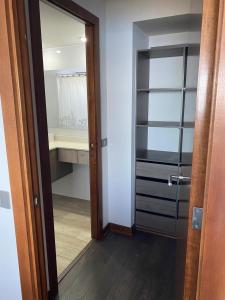 bagno con porta a vetri che conduce a una camera di Departamentos Mednav Montemar & Spa a Concón