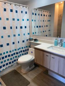 un bagno con un water e un lavandino di Departamentos Mednav Montemar & Spa a Concón
