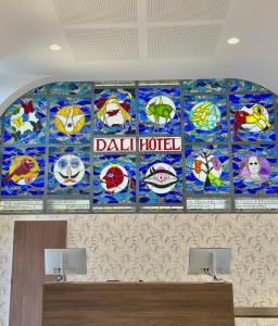 ein Zimmer mit Buntglasfenstern an der Wand in der Unterkunft Dali Hôtel Montauban in Montauban