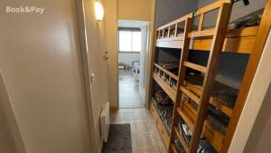um quarto com um corredor e um quarto com um closet em La Piste em Saint-Lary-Soulan