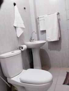 RufisqueにあるKEUR DIAMA MOUSSO /bambilor_sangalkamの白いバスルーム(トイレ、シンク付)