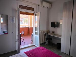 - une chambre avec un lit et un bureau dans l'établissement Il Grillo Di Firenze B&B, à Florence